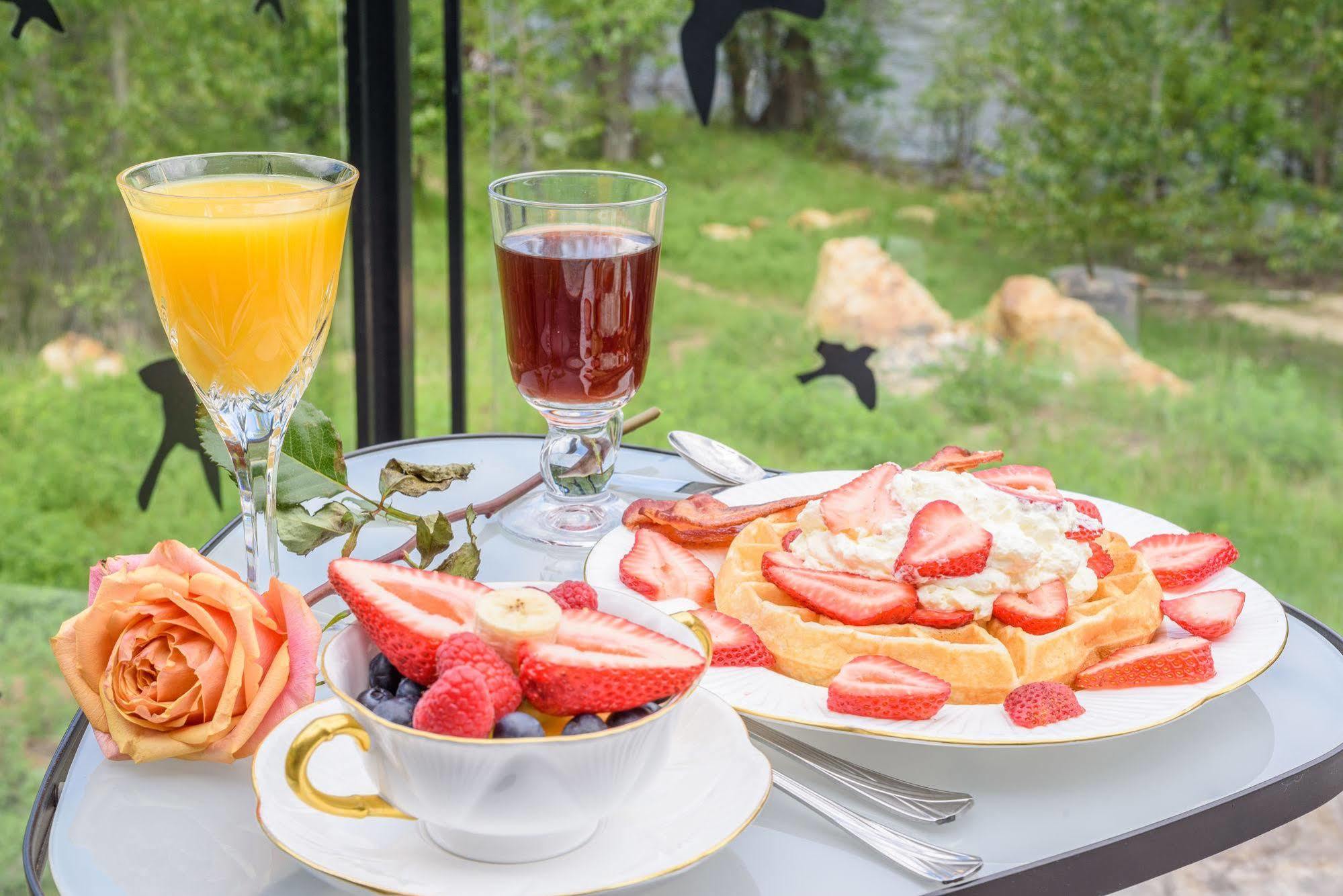 Noble House Suites B&B Grand Forks Esterno foto