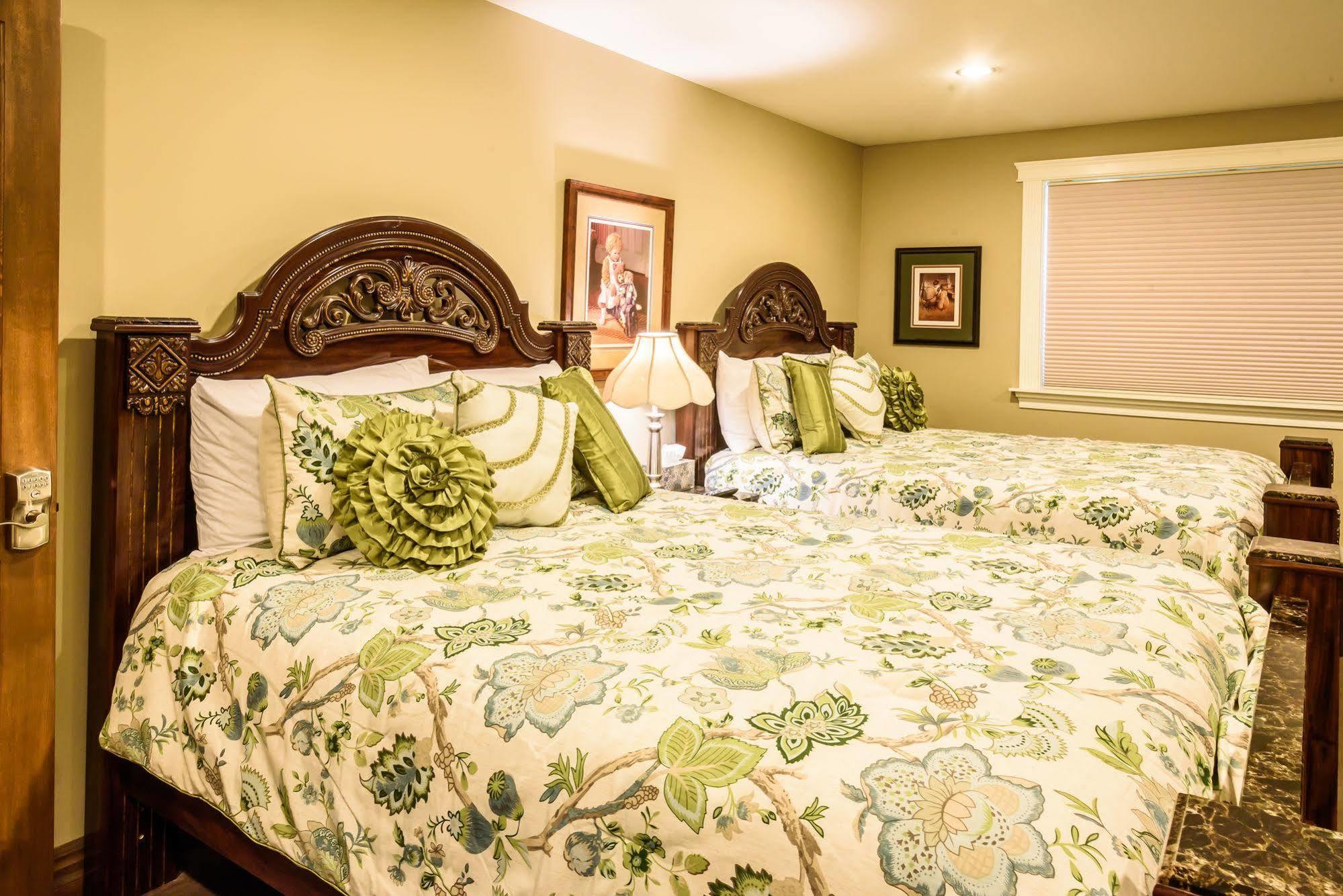 Noble House Suites B&B Grand Forks Esterno foto