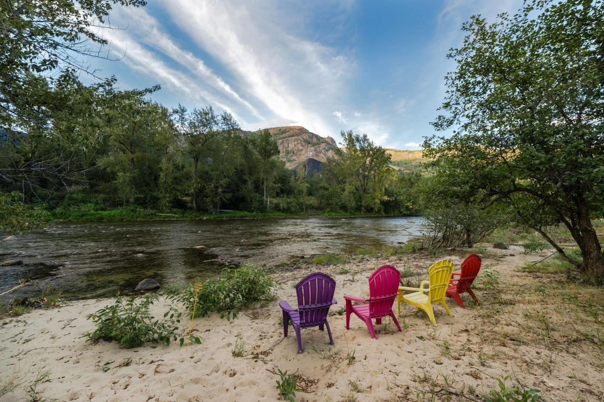 Noble House Suites B&B Grand Forks Esterno foto