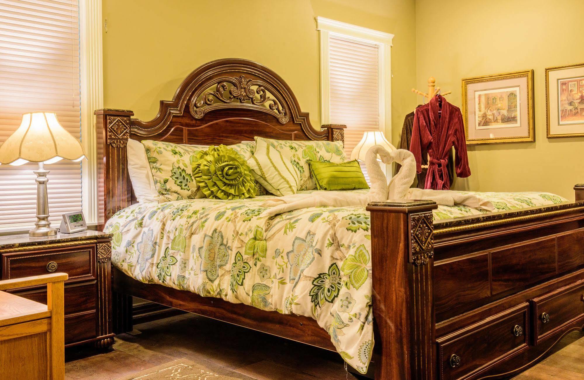 Noble House Suites B&B Grand Forks Esterno foto