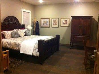Noble House Suites B&B Grand Forks Esterno foto